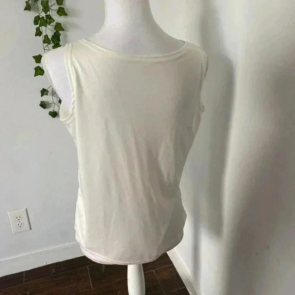 White embroidered patch flower tank top. - Picture 3 of 4